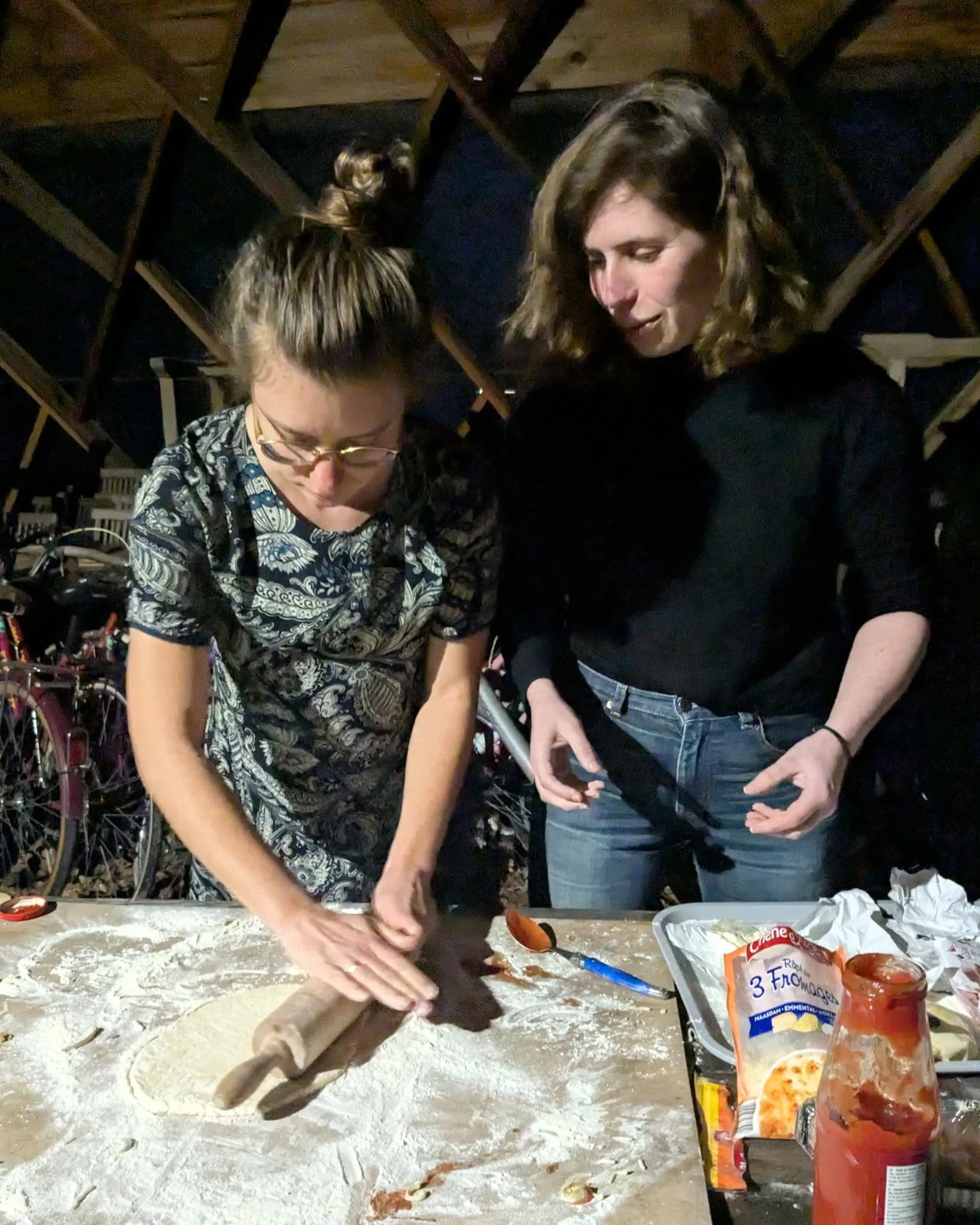Alice et Pascale étalent la pâte à pizza